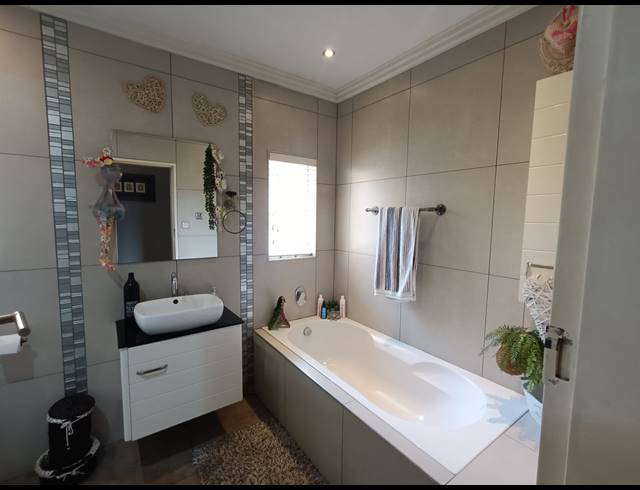 3 BEDROOM HOUSE FOR SALE IN VANDERBIJLPARK SW 2